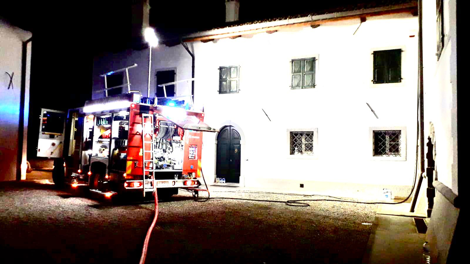 Immagine per Fiamme in Villa Strassoldo, incendio domato tutta la notte ad Aiello